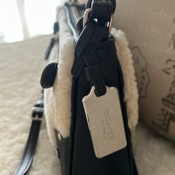 Beautiful Coach Crossbody - Picture 3 of 10